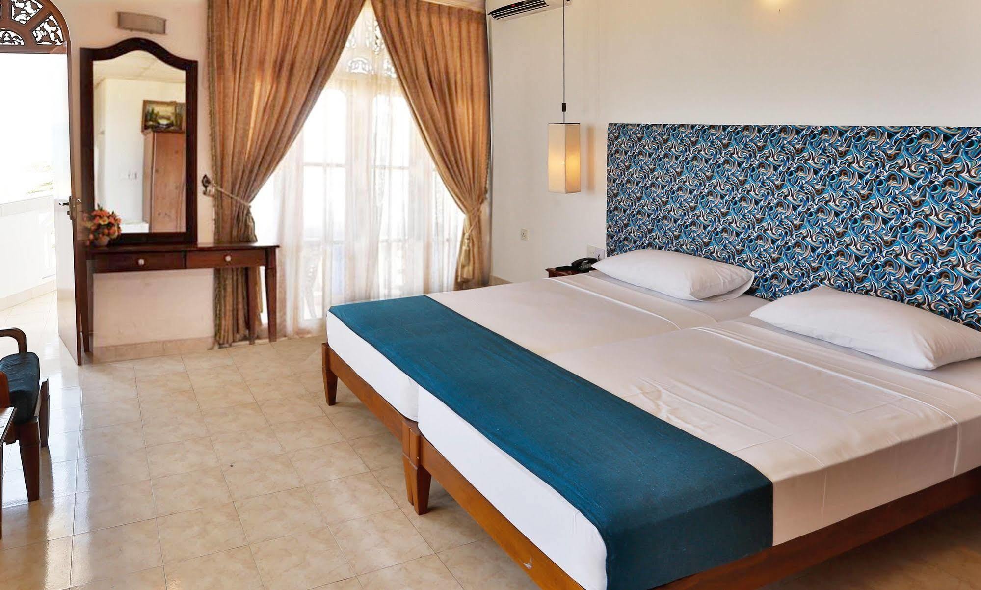 The Reef Beach Hotel 尼甘布 外观 照片