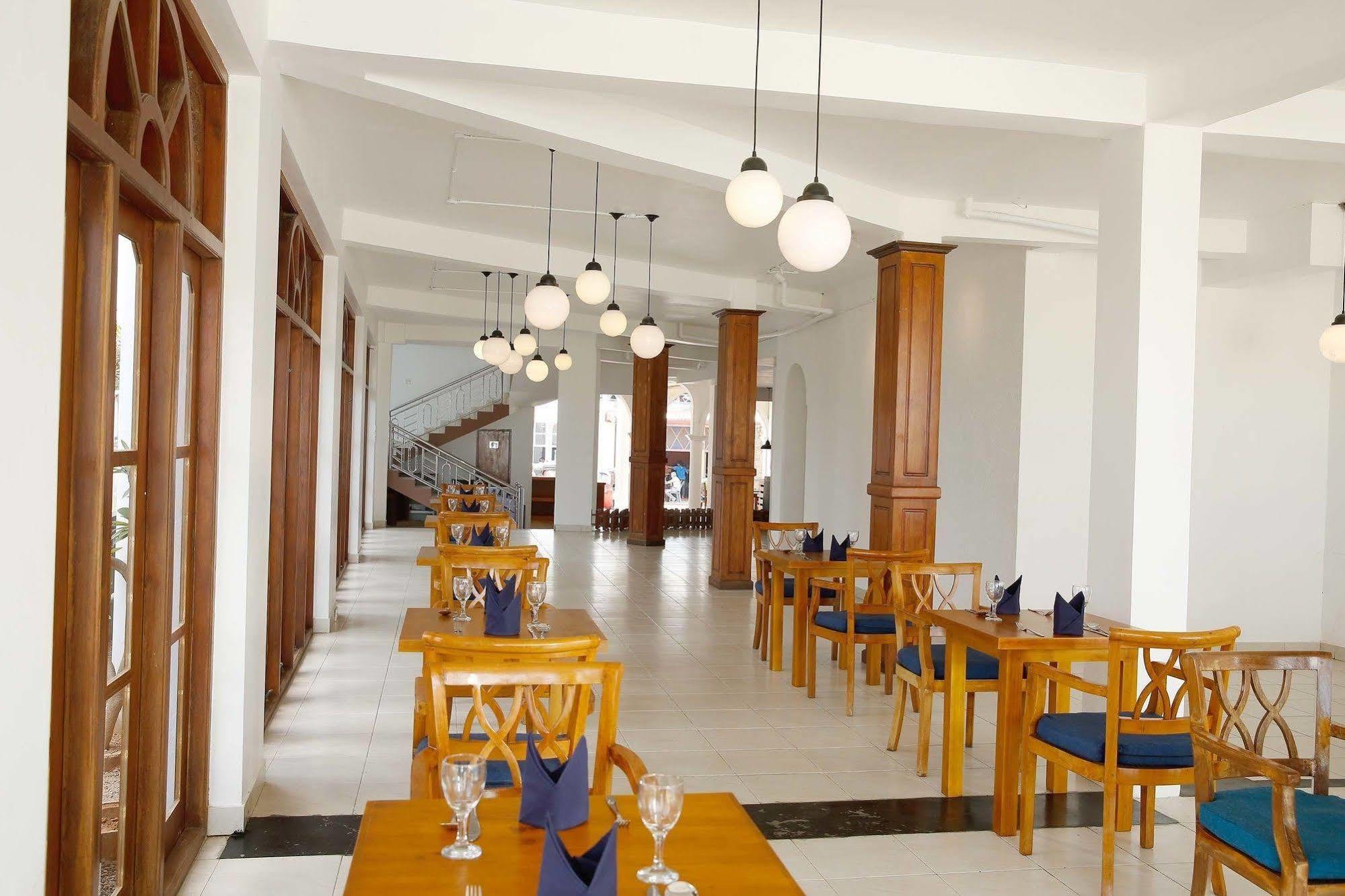 The Reef Beach Hotel 尼甘布 外观 照片